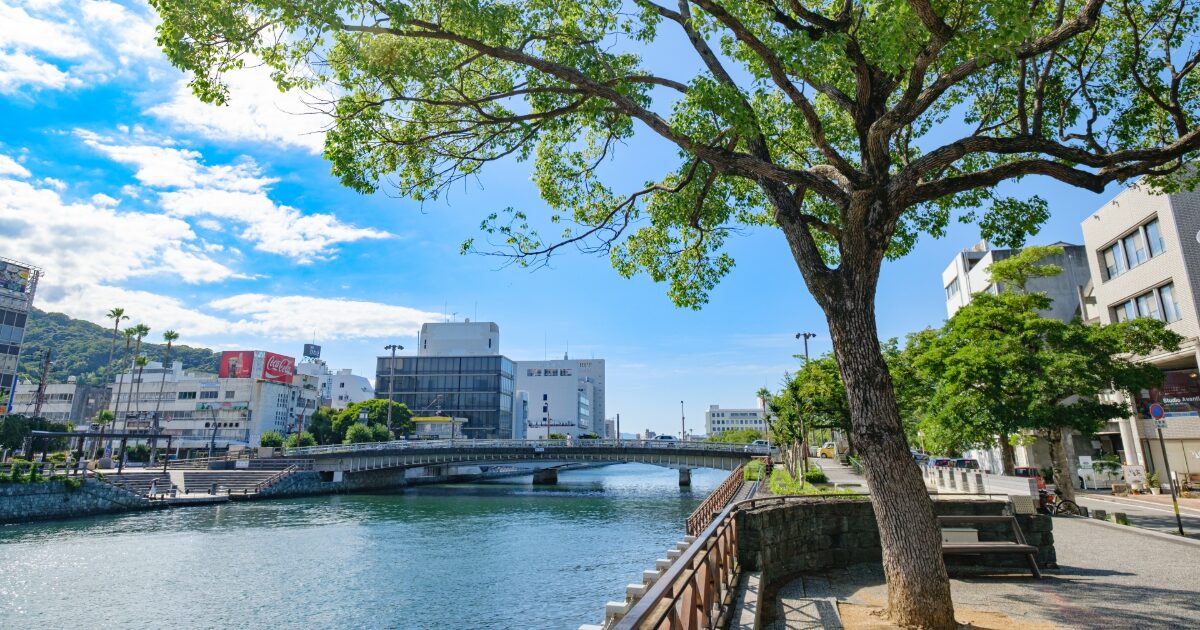 徳島市の川沿いと橋と青空の風景