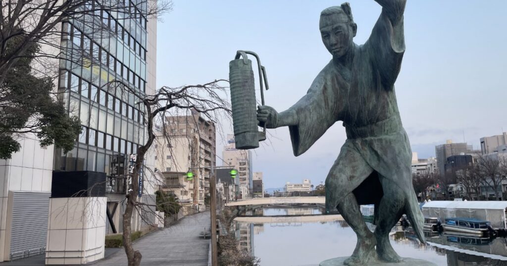 徳島市の阿波踊り像と川沿いの街並み