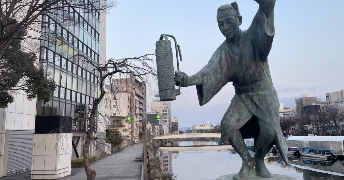 徳島市の阿波踊り像と川沿いの街並み