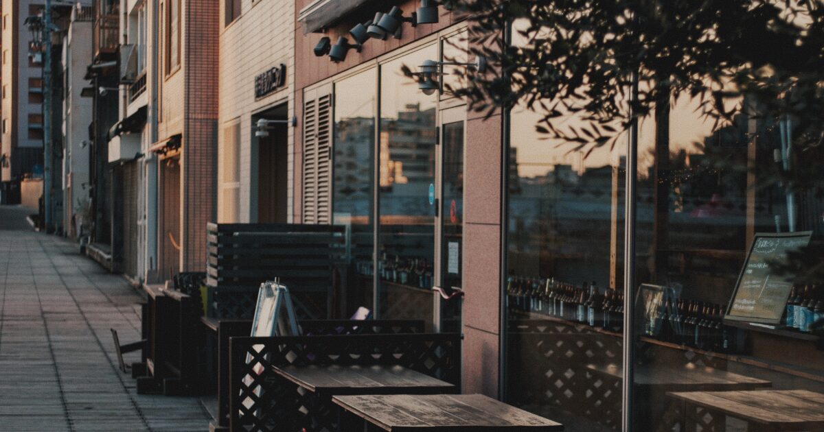 徳島市の飲食店が並ぶ路地とテラス席の風景