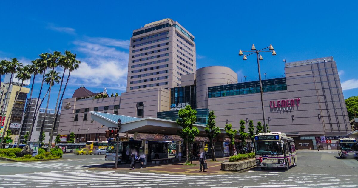 徳島駅前クレメントプラザとバスターミナルの街並み