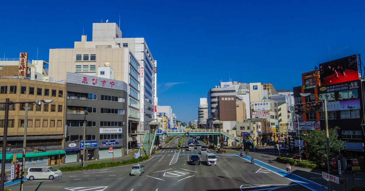徳島市中心部の幹線道路とビル街の街並み