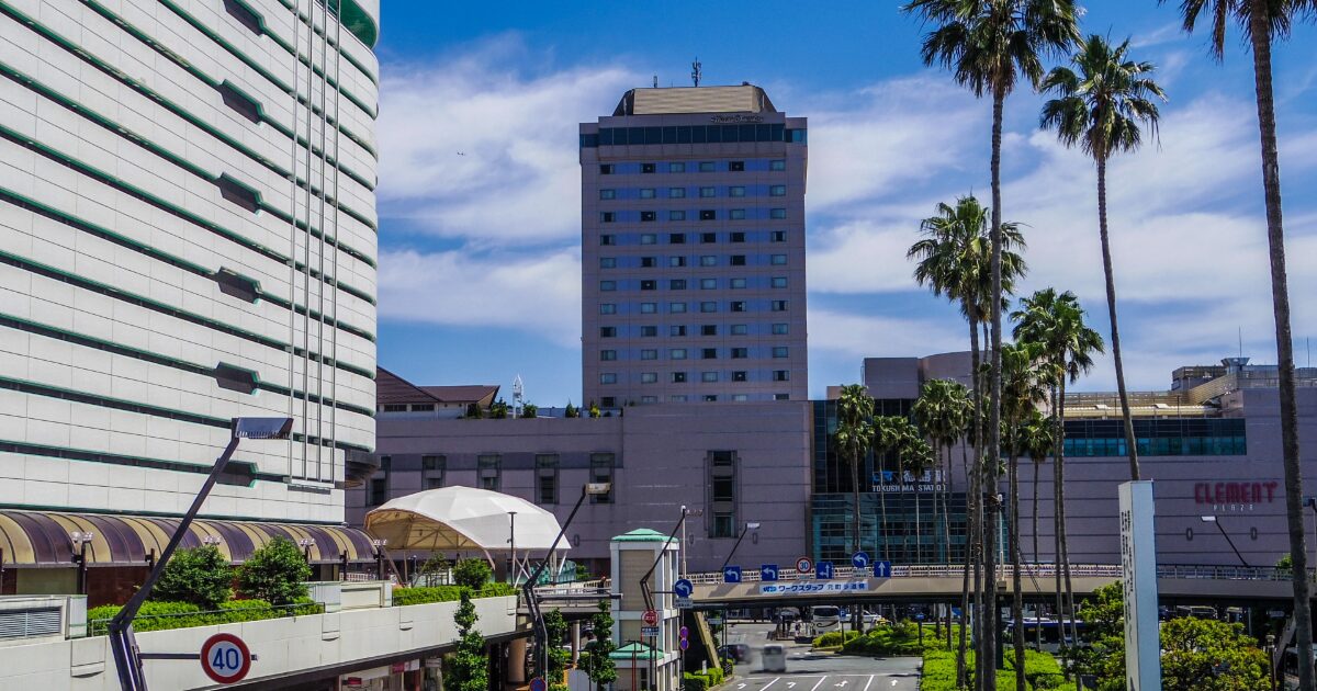 徳島駅前のクレメントプラザとヤシ並木の景観