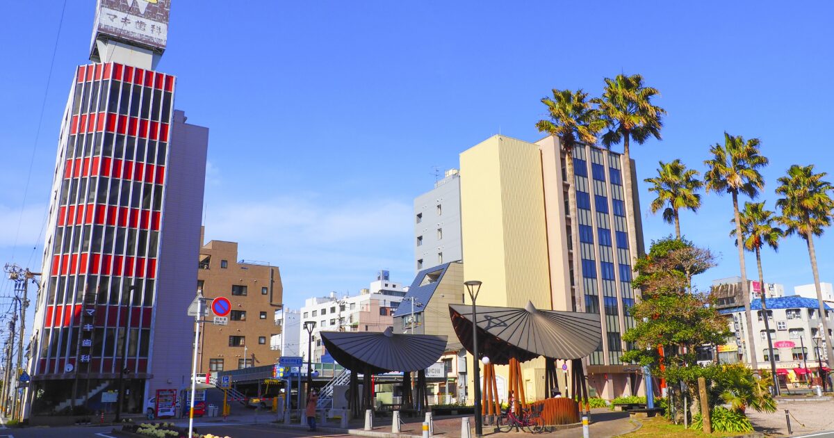 徳島市中心部の街並みとモダンな建築と広場