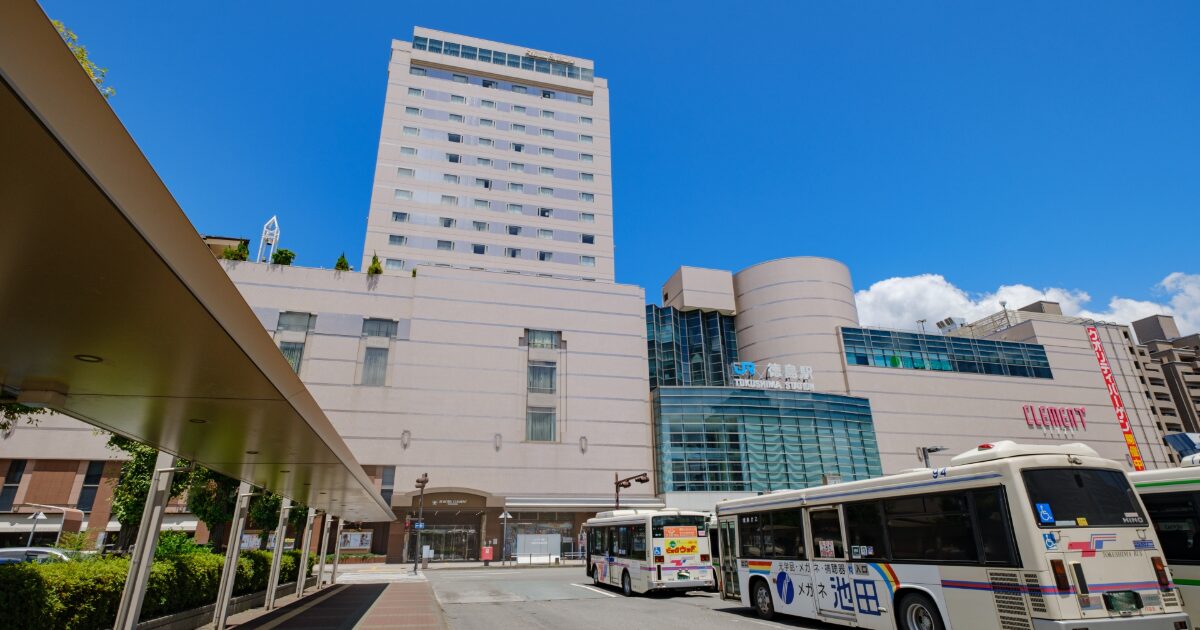 JR徳島駅とクレメントプラザ前のバスターミナル