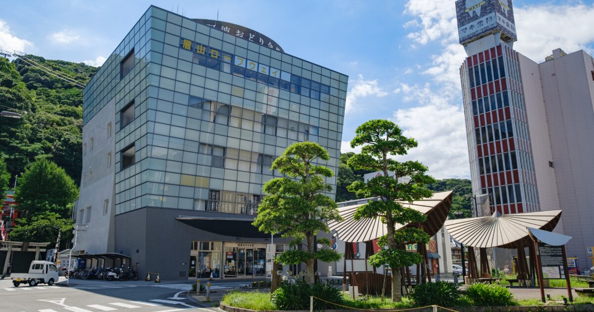 阿波おどり会館の外観と周辺の街並み