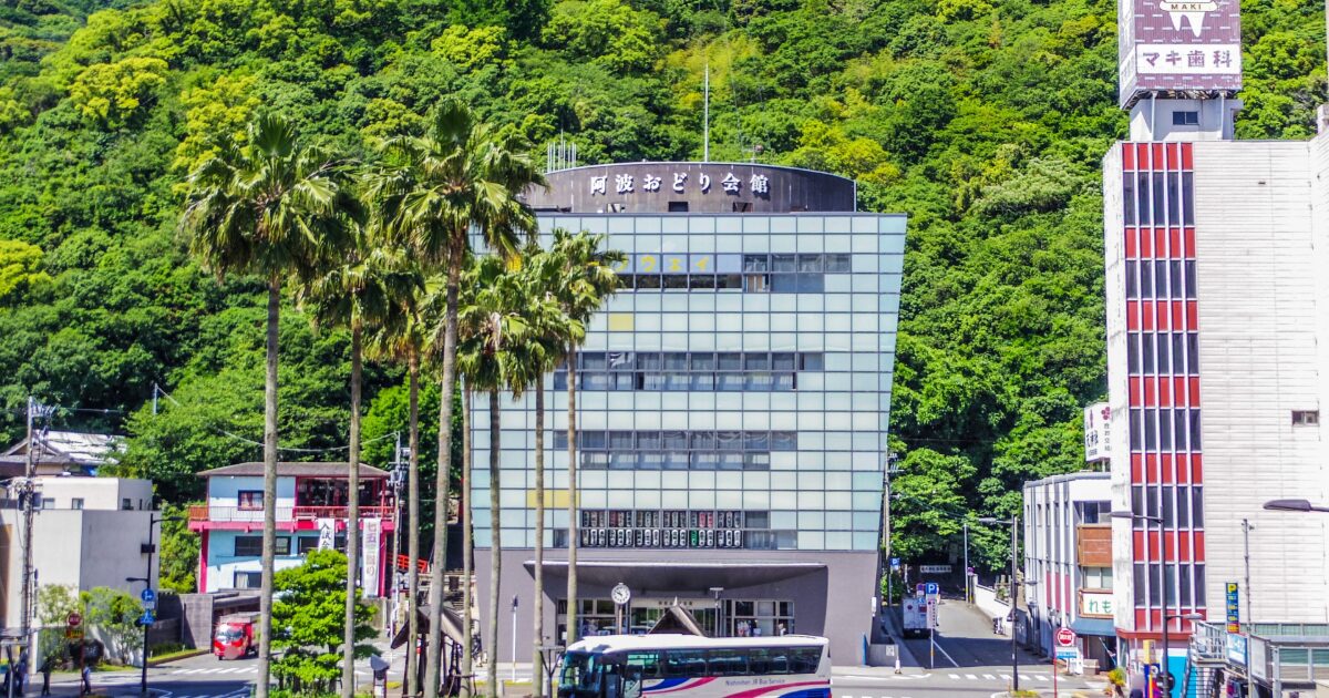 阿波おどり会館とヤシの木が並ぶ街並み風景