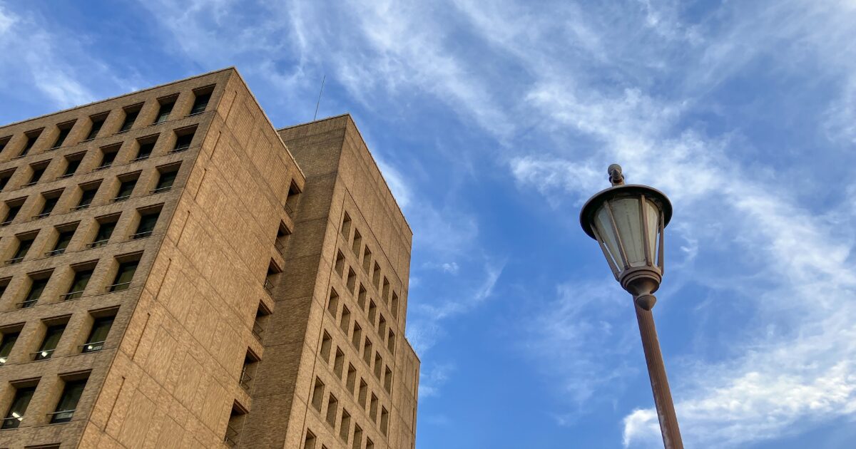 青空と街灯と近代的なビルを見上げた景観