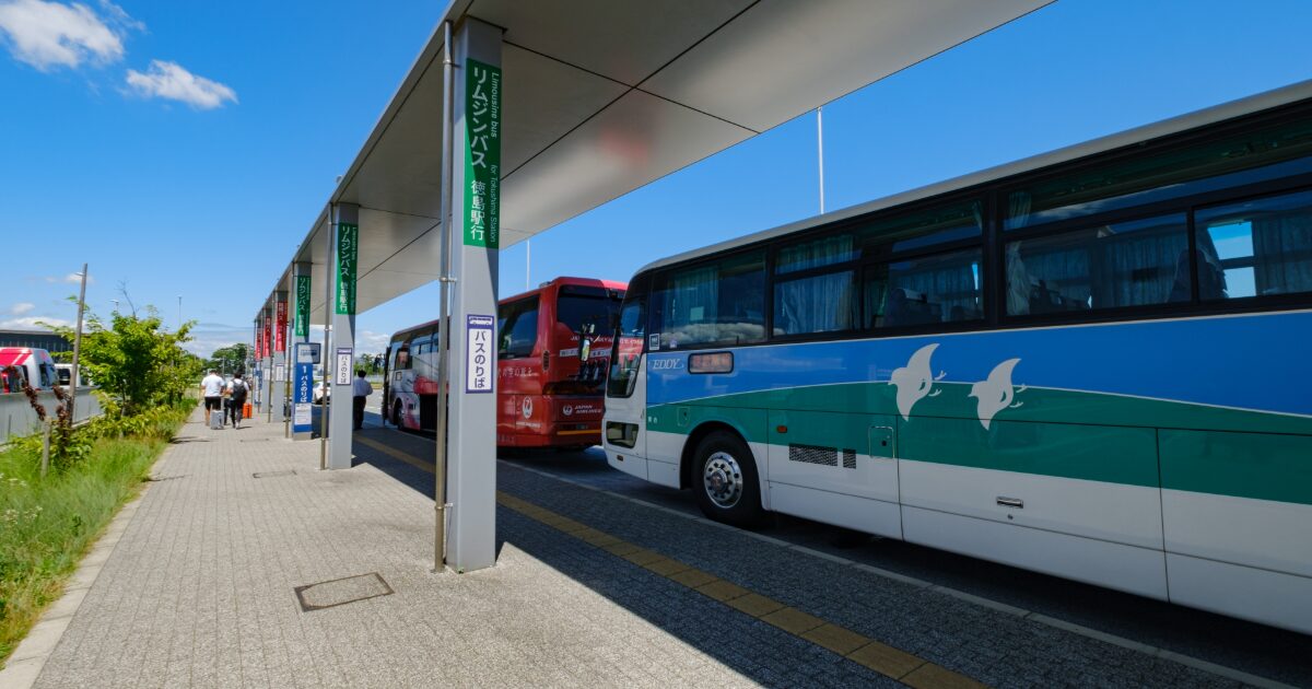 徳島駅前のバスターミナルと路線バス