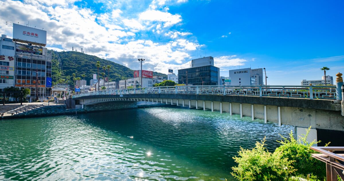 徳島市内の川と橋と青空が広がる風景