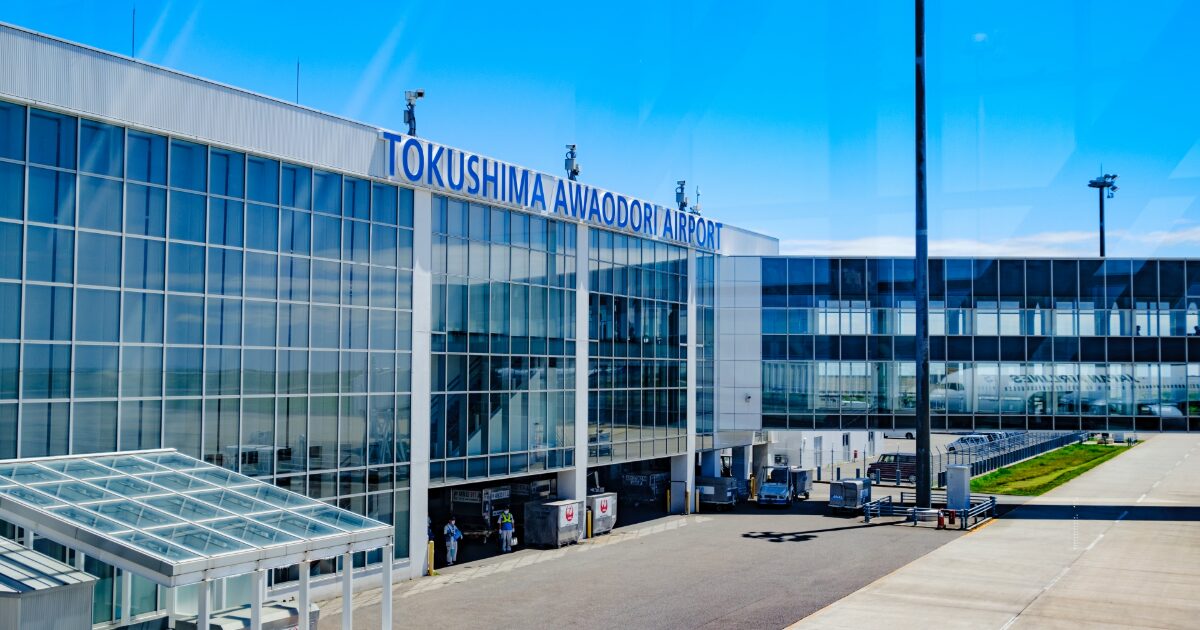 徳島阿波おどり空港の外観と滑走路の風景