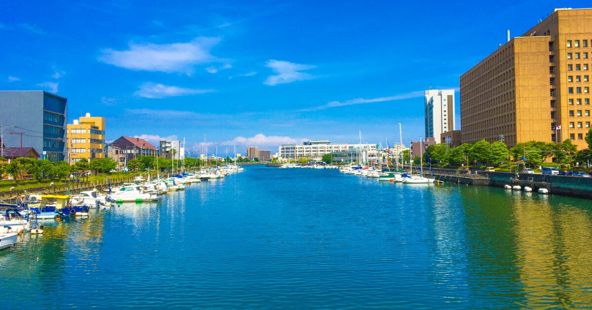 徳島市のヨットハーバーと青空が広がる水辺の風景