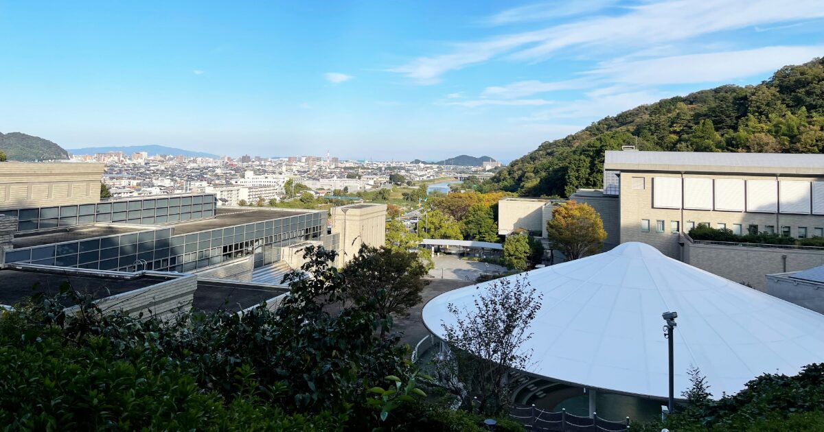 徳島の文化施設と市街地を見下ろす高台の景色