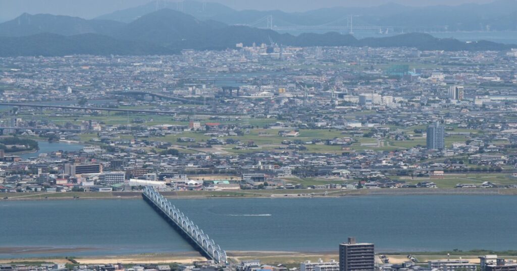 吉野川に架かる橋と徳島の街並みの遠景