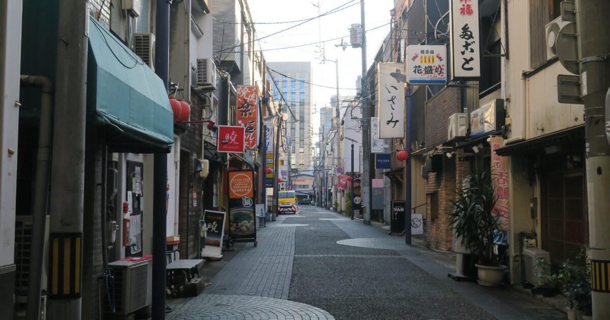 徳島市中心部の飲食店が並ぶ路地風景