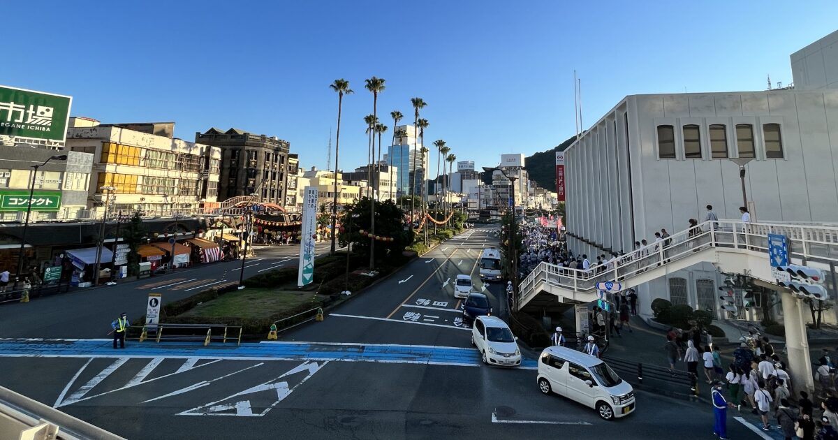 徳島市中心部の阿波踊りイベントと街路風景