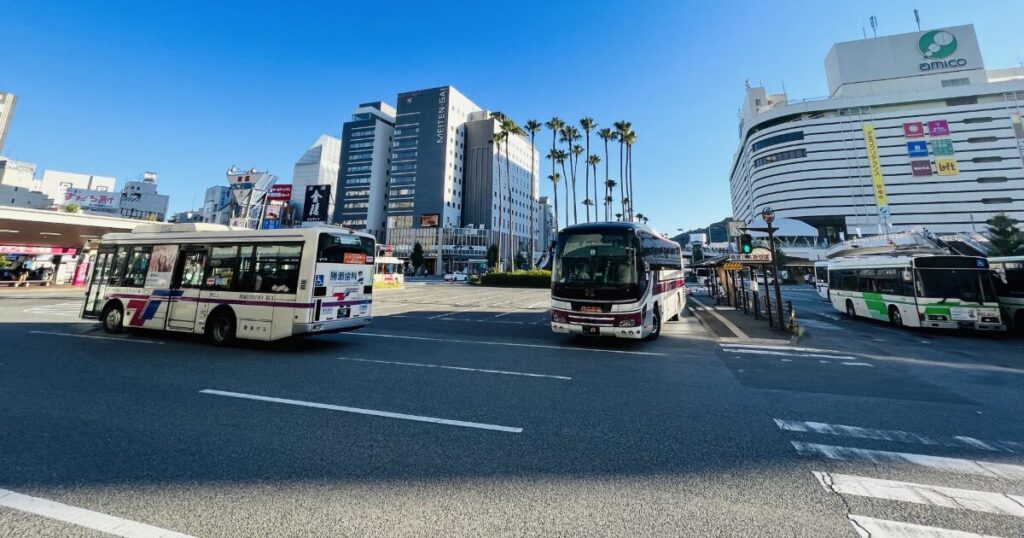 徳島駅前のバスターミナルと商業施設アミコ