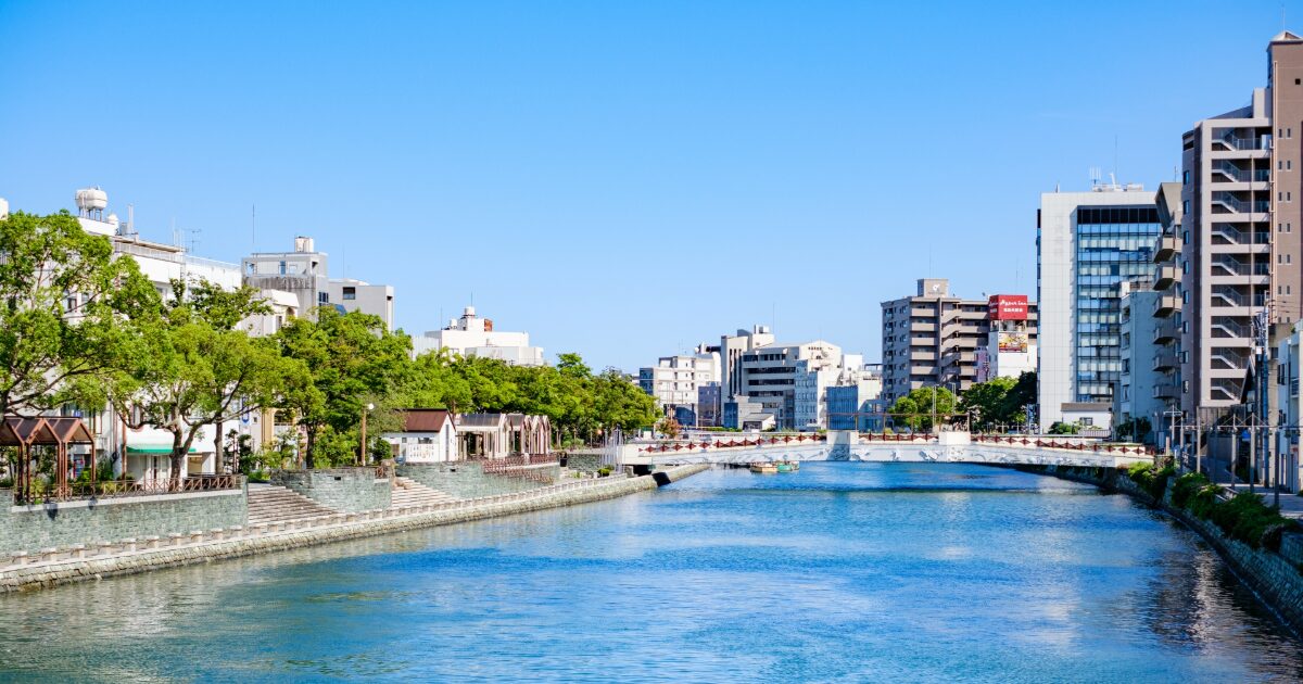 徳島市内を流れる川と橋と都市景観
