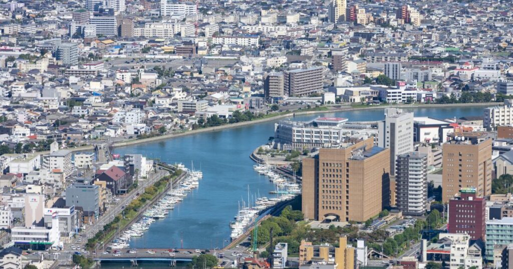 徳島市街地を一望する上空からの風景と河川