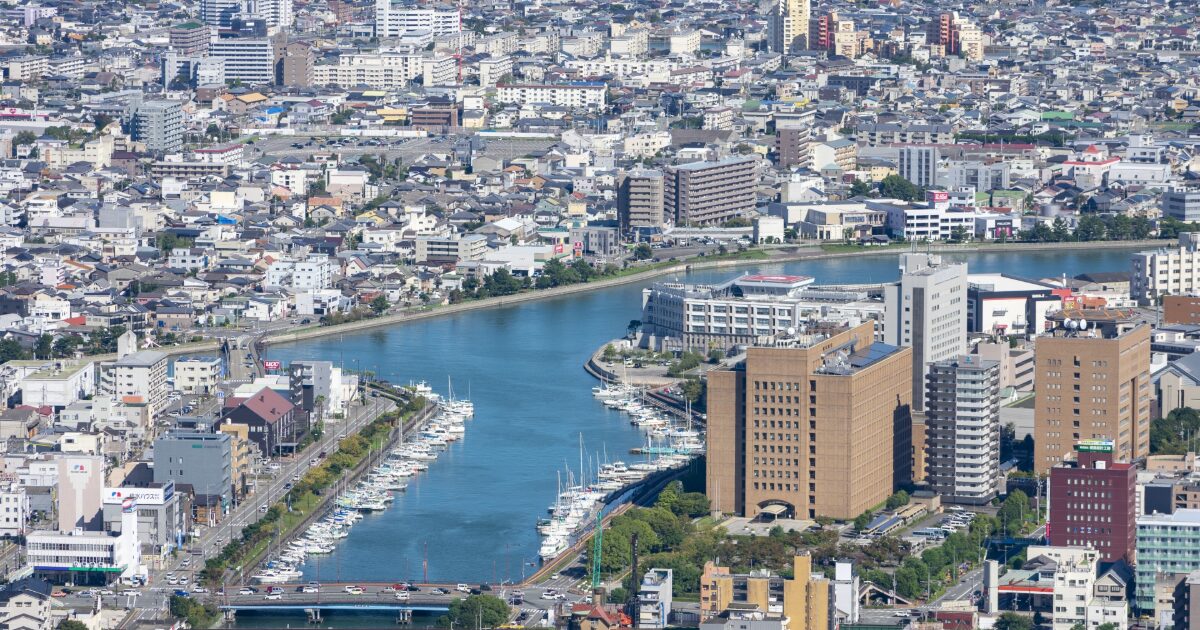 徳島市街地を一望する上空からの風景と河川